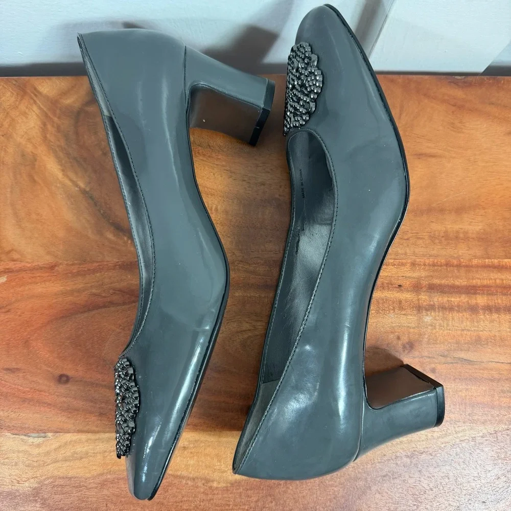 Tahari Sherry Grey Patent Pointed Toe Embellished Block Heel Pumps Womens‎ Sz 9M